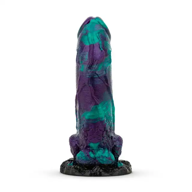 Mythical Mates - Dragonfly Dildo Purple &amp; Green. Dildo o krzywiźnie, spiczaście zakończonemu czubkowi, teksturowanemu trzonowi i solidnej przyssawce