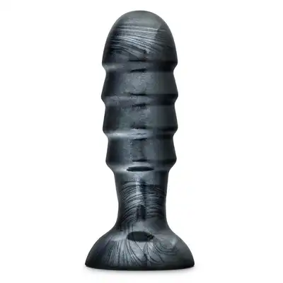 Blush - Jet Bruiser Carbon Metallic Black. Zaawansowany korek analny o kształcie pocisku, wykonany z bezpiecznego PVC o metalicznym wykończeniu
