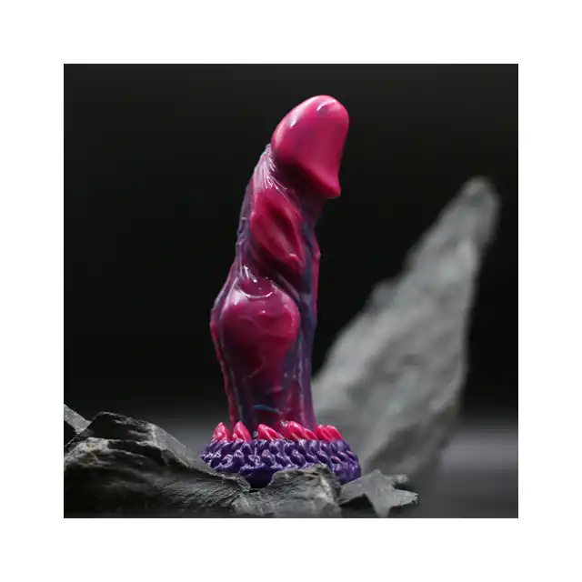 Mythical Mates - Another World Dildo Pink &amp; Purple. Dildo z ustrukturyzowanym trzonem oferuje wszechstronną przyjemność dzięki mocnej przyssawce