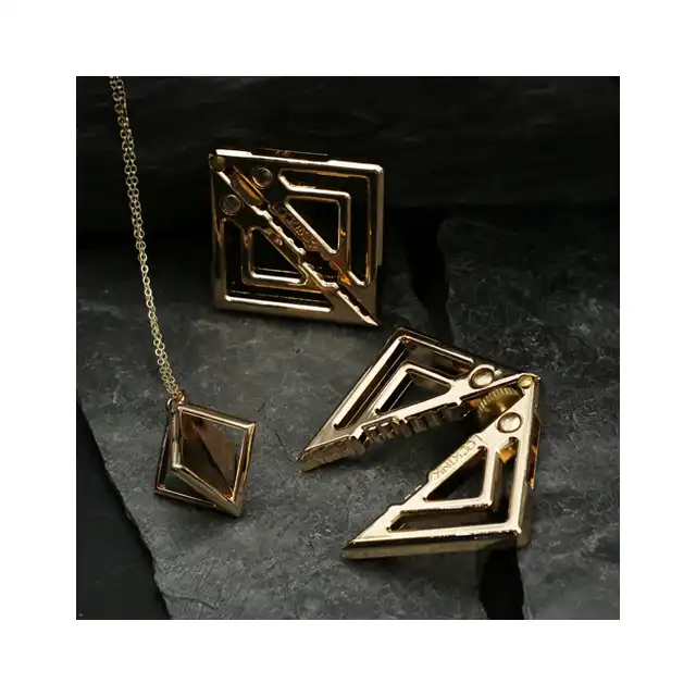 LOCKINK - Adjustable Nipple Clamps with Light Pendant Gold. Regulowane zaciski na sutki z zawieszką pięknie odbijającą światło