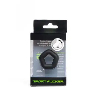 Sport Fucker - Pentagon Ring Black. Elastyczny silikonowy pierścień erekcyjny, który przedłuża przyjemność, oferując wygodę i dopasowanie