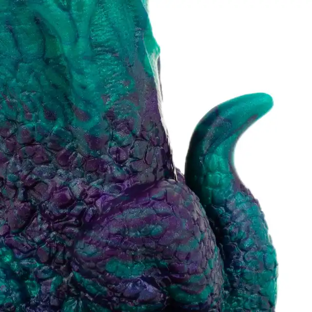 Mythical Mates - Dragonfly Dildo Purple &amp; Green. Dildo o krzywiźnie, spiczaście zakończonemu czubkowi, teksturowanemu trzonowi i solidnej przyssawce