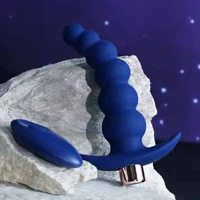 Buttocks - The Spunky Buttplug. Wibrujący korek analny z 6 trybami i 4 prędkościami wibracji, sterowany pilota, który dostarcza głębokich, dudniących wrażeń