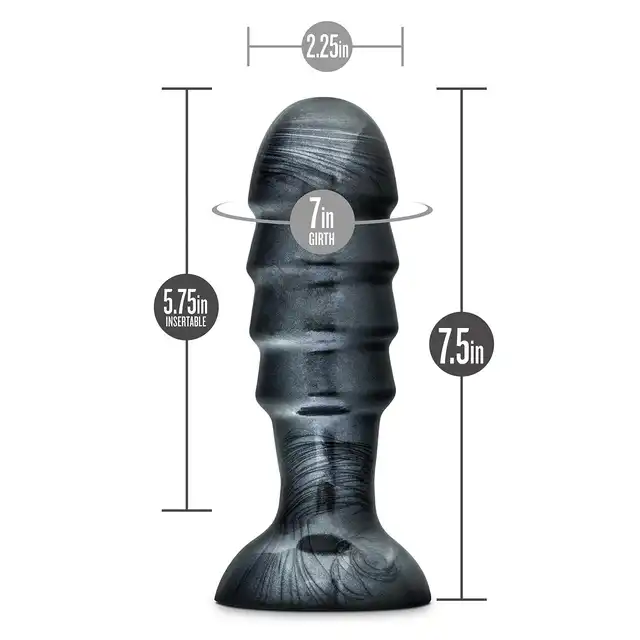 Blush - Jet Bruiser Carbon Metallic Black. Zaawansowany korek analny o kształcie pocisku, wykonany z bezpiecznego PVC o metalicznym wykończeniu