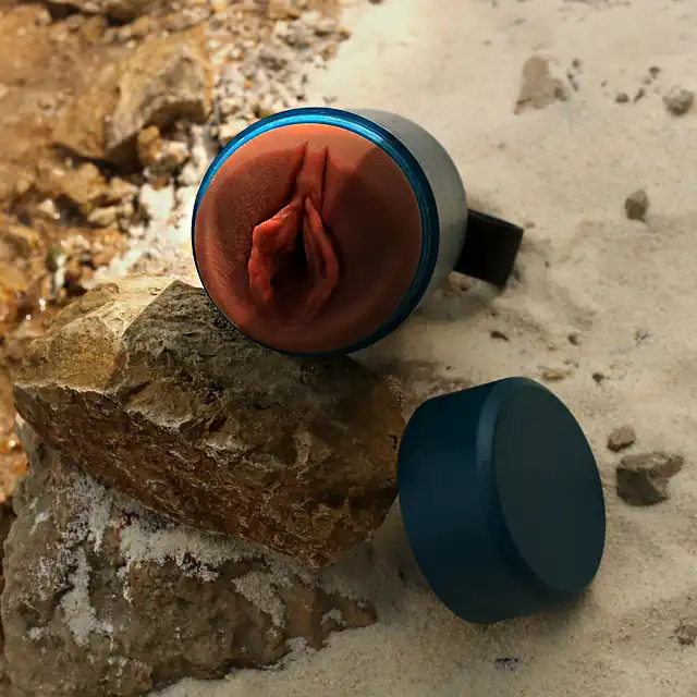 PDX Plus - Fuck Flask Private Pleaser. Dyskretny masturbator w etui w kształcie bidona, z realistycznym rękawem i kontrolowanym efektem ssania