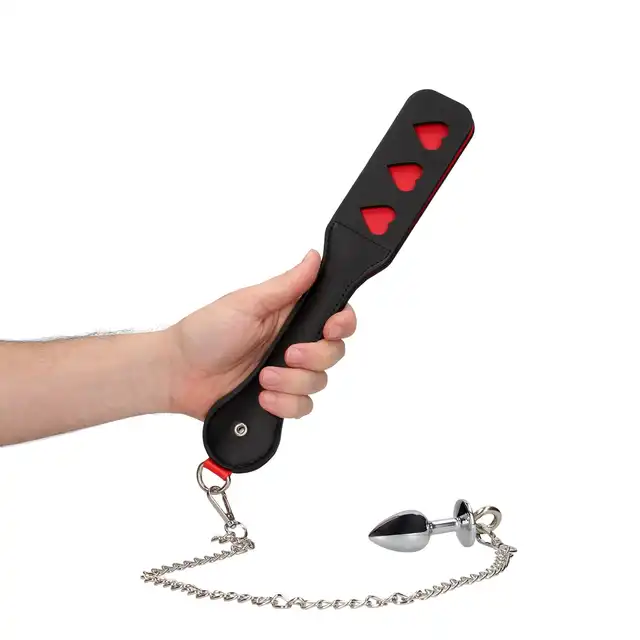 Ouch! - Hearts Paddle with Anal Plug. Packa z korkiem analnym na łańcuszku, zdobione serduszkami. Ostatnia sztuka!