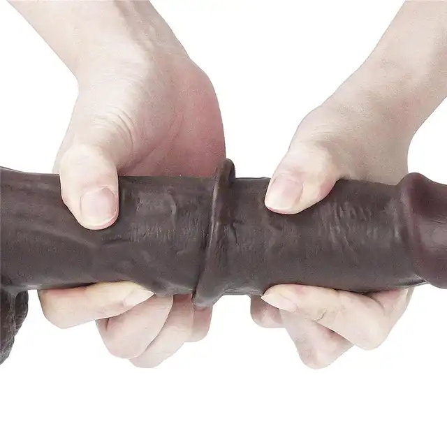 LoveToy - Sliding Skin Dual Layer Dong 9inch Brown. Realistyczne dildo z dwuwarstwowego TPE, wyposażone w technologię przesuwanej skóry i mocną przyssawkę