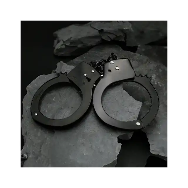 ToyJoy - Black Handcuffs. Klasyczne metalowe kajdanki w czarnym kolorze, w zestawie 2 kluczyki