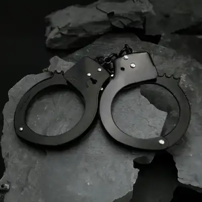 ToyJoy - Black Handcuffs. Klasyczne metalowe kajdanki w czarnym kolorze, w zestawie 2 kluczyki