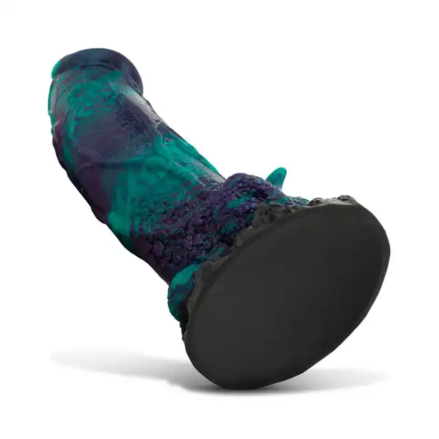 Mythical Mates - Dragonfly Dildo Purple &amp; Green. Dildo o krzywiźnie, spiczaście zakończonemu czubkowi, teksturowanemu trzonowi i solidnej przyssawce