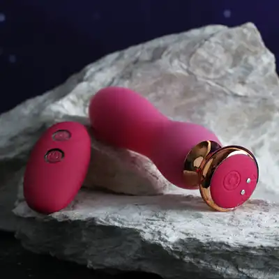 Buttocks - The Elegant Buttplug. Wibrujący różowy korek analny z 7 trybami wibracji, 3 prędkościami i pilotem zdalnego sterowania