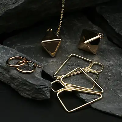 LOCKINK - Nipple Clamps with Heavy Pendant Gold. Zaciski na sutki z ciężką złotą zawieszką, elegancka i użyteczna biżuteria