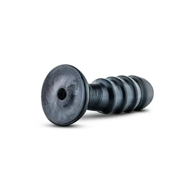 Blush - Jet Bruiser Carbon Metallic Black. Zaawansowany korek analny o kształcie pocisku, wykonany z bezpiecznego PVC o metalicznym wykończeniu