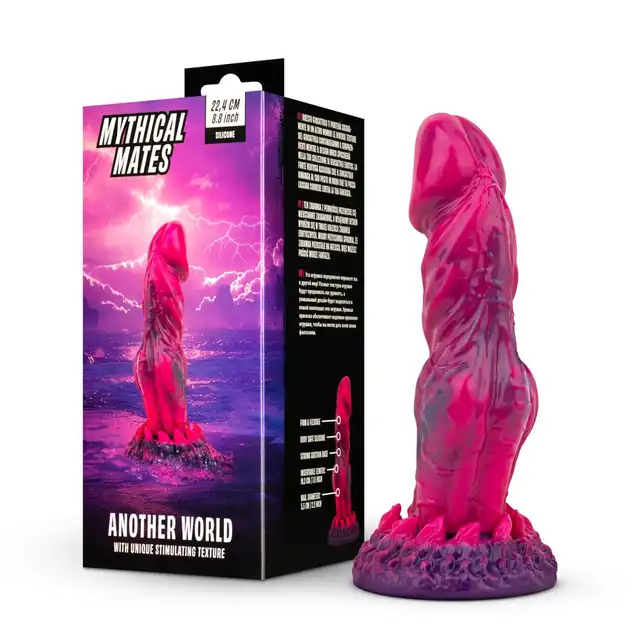 Mythical Mates - Another World Dildo Pink &amp; Purple. Dildo z ustrukturyzowanym trzonem oferuje wszechstronną przyjemność dzięki mocnej przyssawce