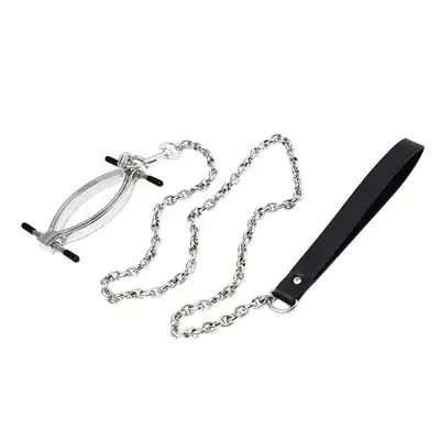 O-Products - Clit Clamp with leash chain. Metalowy rozwieracz do pochwy ze smyczą, wyjątkowy dodatek BDSM