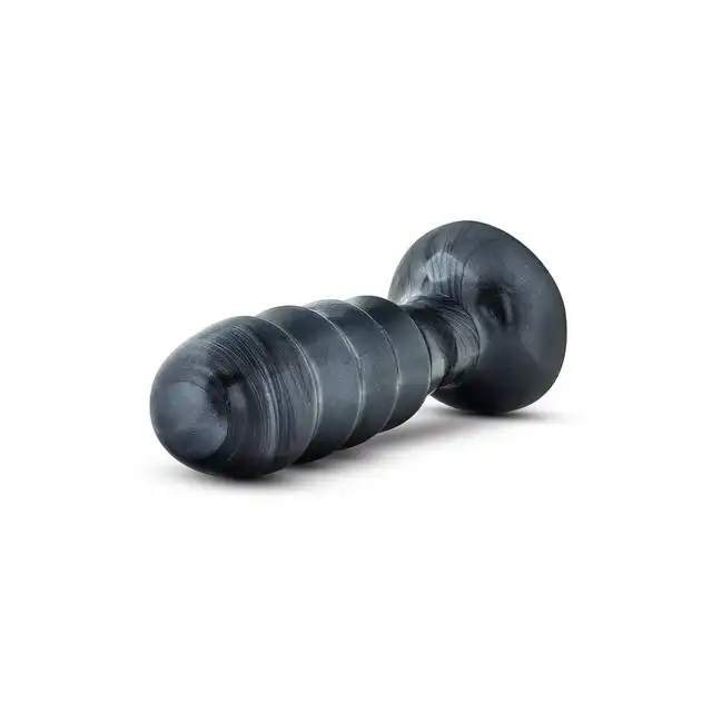 Blush - Jet Bruiser Carbon Metallic Black. Zaawansowany korek analny o kształcie pocisku, wykonany z bezpiecznego PVC o metalicznym wykończeniu