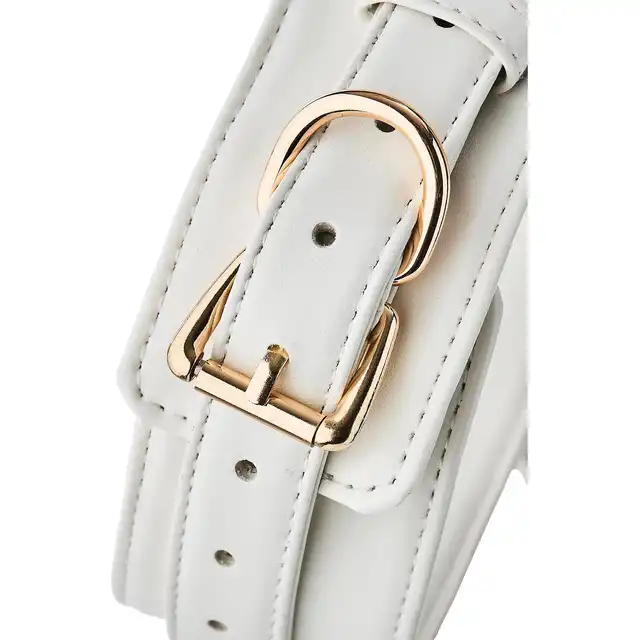 Blaze - Elite Collar And Lash White. Elegancki biały zestaw obroży i smyczy z regulowaną obrożą i złotymi detalami, idealny do stylowych zabaw BDSM