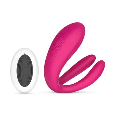 Teazers - Couple Vibrator with Remote. Wibrator dla par z pilotem, dzięki trzem wibrującym końcówkom i kształtowi litery U, oferuje wszechstronną stymulację