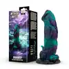 Mythical Mates - Dragonfly Dildo Purple &amp; Green. Dildo o krzywiźnie, spiczaście zakończonemu czubkowi, teksturowanemu trzonowi i solidnej przyssawce