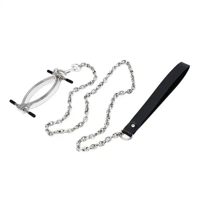 O-Products - Clit Clamp with leash chain. Metalowy rozwieracz do pochwy ze smyczą, wyjątkowy dodatek BDSM