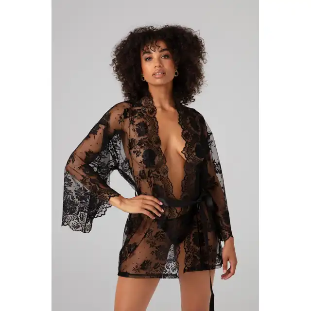 Christine - Graceful S/M. Luksusowe kimono z delikatnej koronki o kwiatowym wzorze, delikatny i zwiewny materiał podkreślający kobiecość