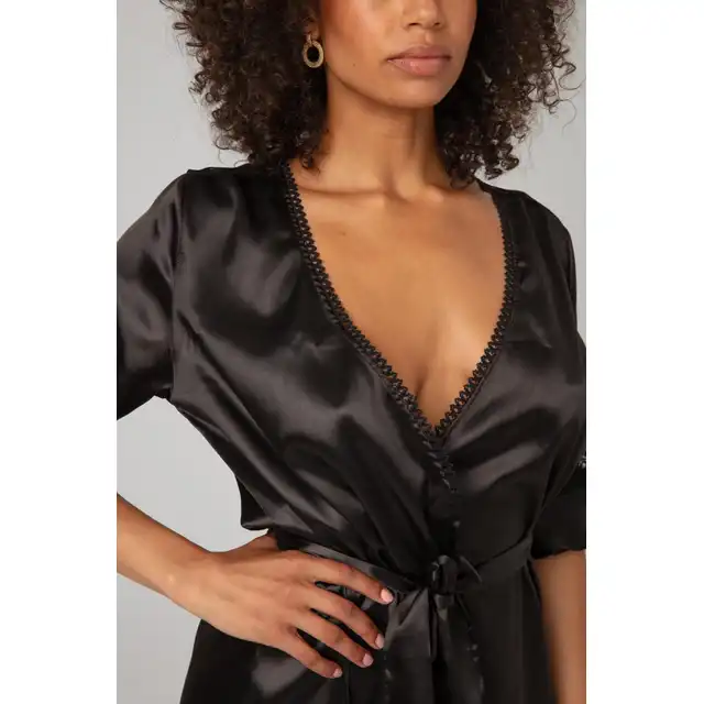 Christine - Sensuality S/M. Seksowne satynowe krótkie kimono z koronkowymi wstawkami, miękki materiał genialnie leżący na skórze