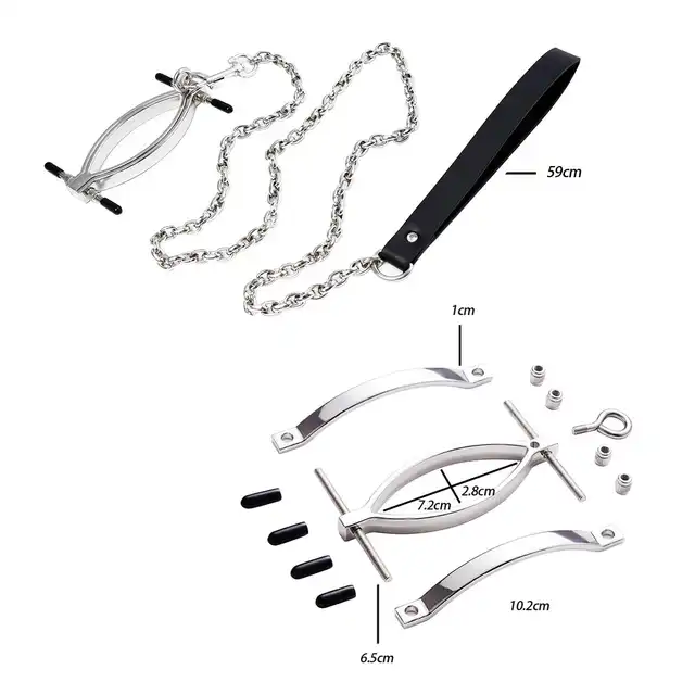 O-Products - Clit Clamp with leash chain. Metalowy rozwieracz do pochwy ze smyczą, wyjątkowy dodatek BDSM