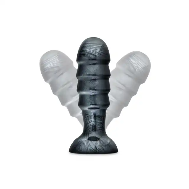 Blush - Jet Bruiser Carbon Metallic Black. Zaawansowany korek analny o kształcie pocisku, wykonany z bezpiecznego PVC o metalicznym wykończeniu