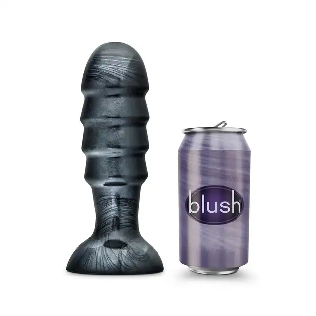 Blush - Jet Bruiser Carbon Metallic Black. Zaawansowany korek analny o kształcie pocisku, wykonany z bezpiecznego PVC o metalicznym wykończeniu