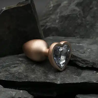 Dream Toys - Gleaming Love Pearl Gold Plug Small. Złoty elegancki korek analny o niedużym rozmiarze z kryształkiem w kształcie serca