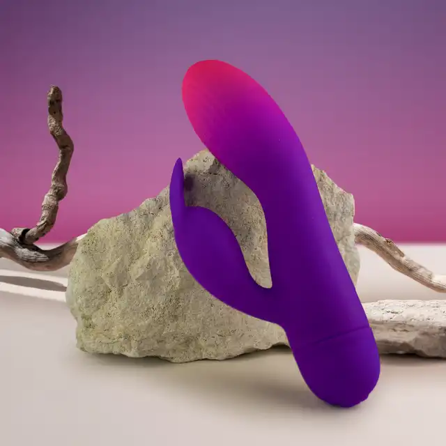 Rocks Off - Glo-Girl Rabbit Purple. Miękka, bezpieczna dla ciała silikonowa powłoka i mocna podwójna stymulacja. 
