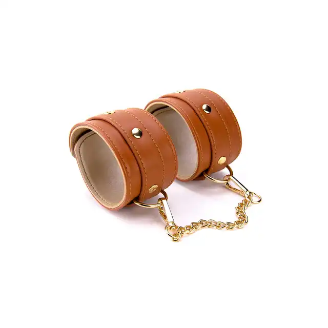 Blaze - Elite Hand Cuffs Cognac Vegan Leather. Wegańskie skórzane kajdanki na ręce o bogatym odcieniu koniaku, wyrafinowanie i klasa