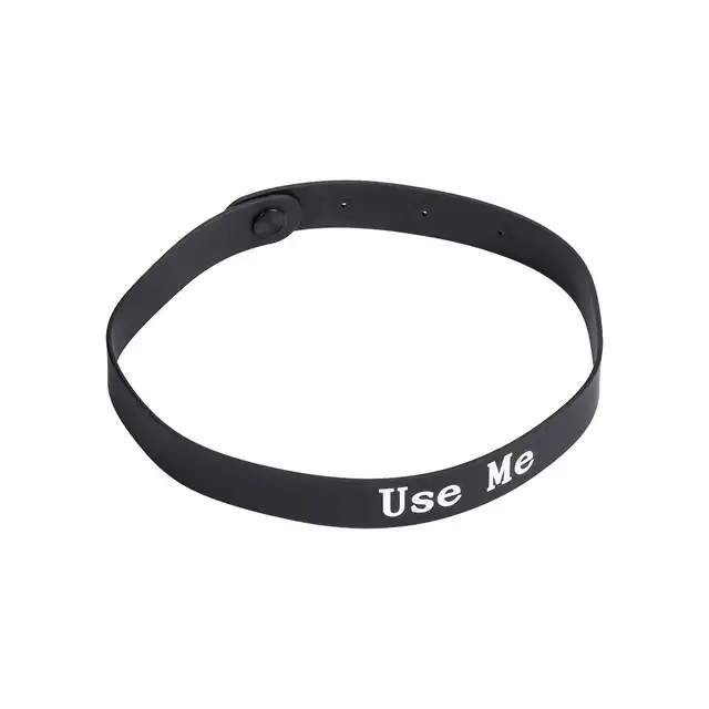 Rimba - Collar Use Me. Stylowa i odważna obroża z napisem „Use Me”, wykonana z wysokiej jakości silikonu, zapewniająca komfort i efektowny wygląd