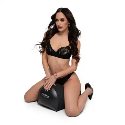 Bedroom Fantasies - The Straddler Inflatable Pillow Black. Poduszka z otworem na ulubioną zabawkę, oferuje przyjemność bez użycia rąk
