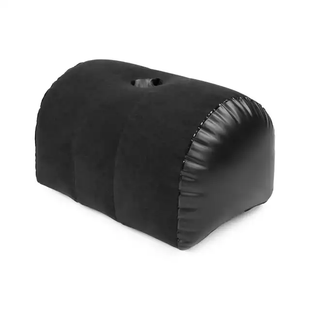 Bedroom Fantasies - The Straddler Inflatable Pillow Black. Poduszka z otworem na ulubioną zabawkę, oferuje przyjemność bez użycia rąk