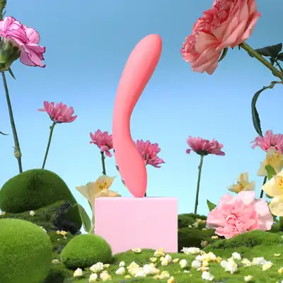 Je Joue - ILY The Wand Pink. Kompaktowy wibrator z mocnymi wibracjami genialnie stymulującymi punkt G