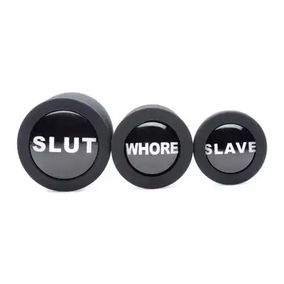Master Series - Dirty Words Anal Plug Set. Zestaw analnych korków, 3 silikonowe wtyczki w różnych rozmiarach z erotycznym napisem w podstawie