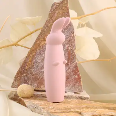 Nude - Hazel Rabbit Massager. Niewielki wibrator z króliczymi uszkami do stymulacji łechtaczki z 10 wibracjami i 3 prędkościami
