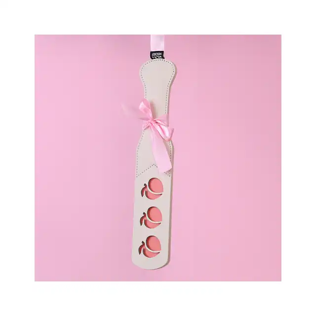 Sportsheets - Peaches `n CreaMe Paddle. Kremowa packa z wyciętą słodką brzoskwinką, uroczy gadżet BDSM