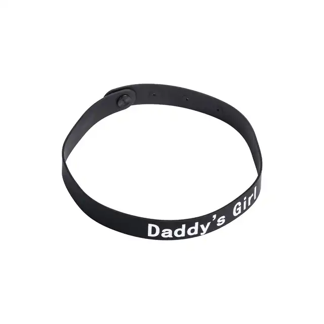 Rimba - Collar Daddy's Girl. Stylowa i odważna obroża z napisem „Daddy's Girl”, wykonana z wysokiej jakości silikonu, zapewniająca komfort i efektowny wygląd