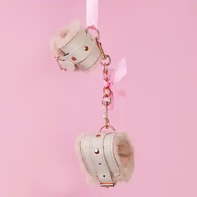 Sportsheets - Peaches'n Creme Fur Handcuffs. Delikatne kajdanki z brzoskiwniowym futerkiem dla wyjątkowych chwil