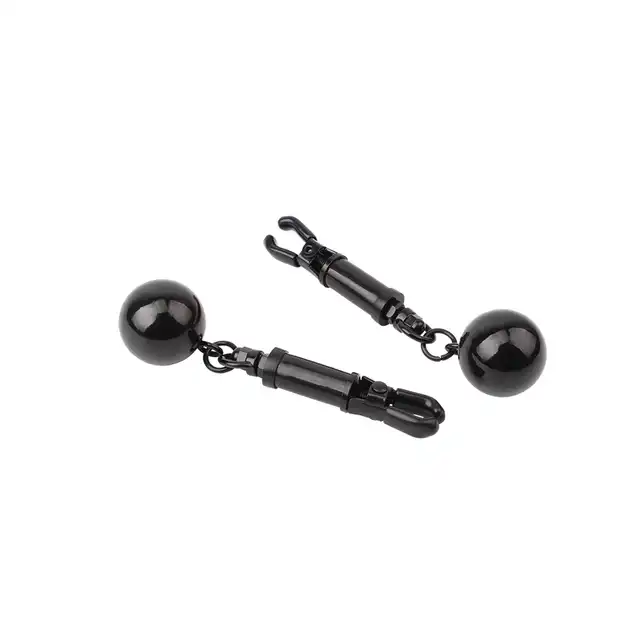 Chisa - Playful Weighted Nipple Clamps.  Eleganckie i wyrafinowane klamerki na sutki, które oferują mocne doznania bez potrzeby przekłuwania skóry. 
