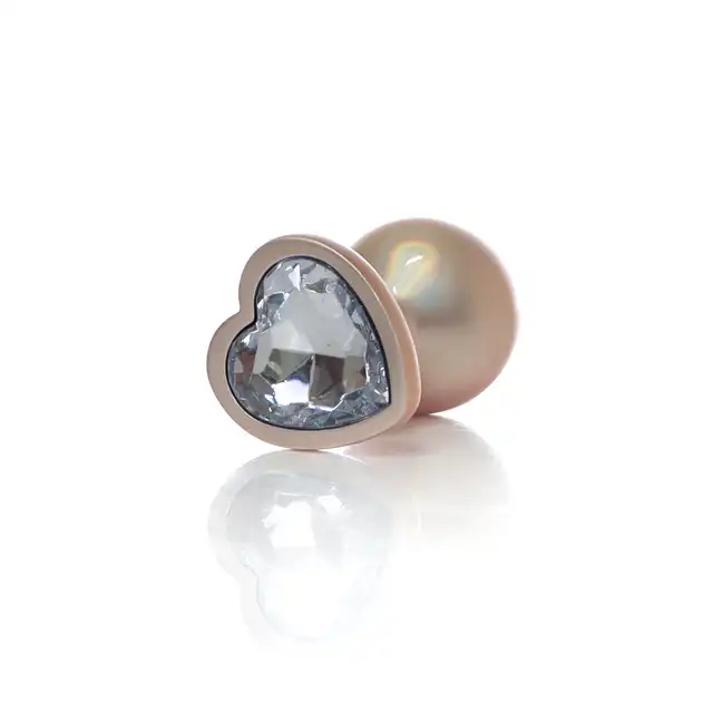 B-Series - Pearl Gold Heart Plug Clear M. Plug analny w rozmiarze M, wykonany z gładkiej stali nierdzewnej, połączenie elegancji, bezpieczeństwa i zmysłowej stymulacji.