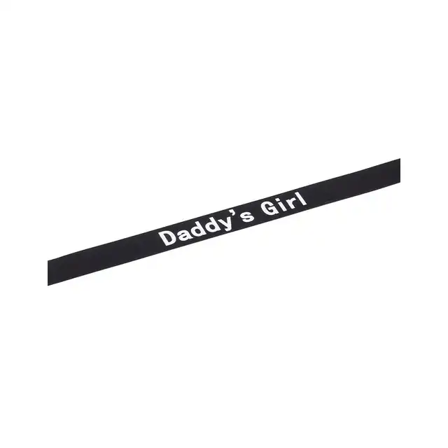 Rimba - Collar Daddy's Girl. Stylowa i odważna obroża z napisem „Daddy's Girl”, wykonana z wysokiej jakości silikonu, zapewniająca komfort i efektowny wygląd