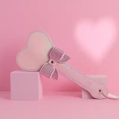 Ouch! - Paris Collection Paddle. Wyjątkowa zabawa BDSM z elegancką packą w paryskim stylu
