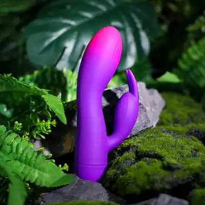 Rocks Off - Glo-Girl Rabbit Purple. Miękka, bezpieczna dla ciała silikonowa powłoka i mocna podwójna stymulacja. 