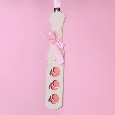 Sportsheets - Peaches `n CreaMe Paddle. Kremowa packa z wyciętą słodką brzoskwinką, uroczy gadżet BDSM