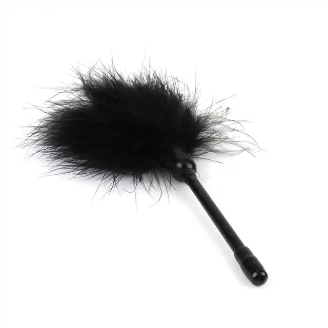 Chisa - Senuelo Pleasure Feather Tickler. Puszyste, figlarne piórko idealne do gry wstępnej i BDSM