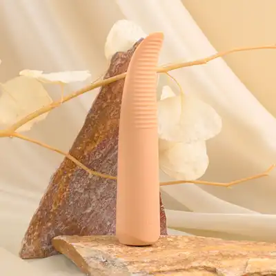 Nude - Laurel Travel Massager. Podróżny masażer do przyjemności każdego miejsca intymnego z 10 wibracjami i 3 prędkościami