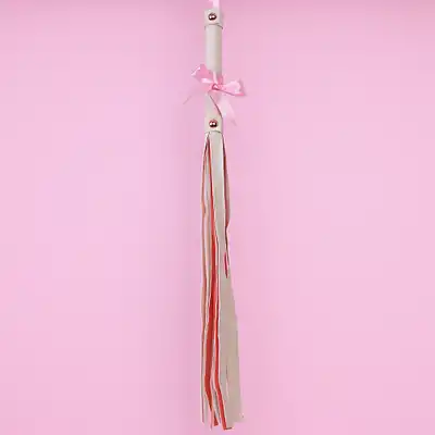 Sportsheets - Peaches `n CreaMe Stripe Flogger. Pudrowo różowy bat o skórzanym wykończeniu, figlarna przyjemność